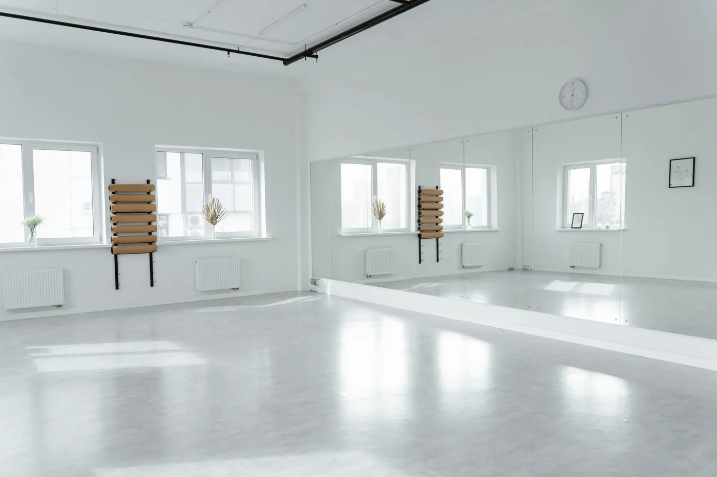 An empty room with a mirror wall